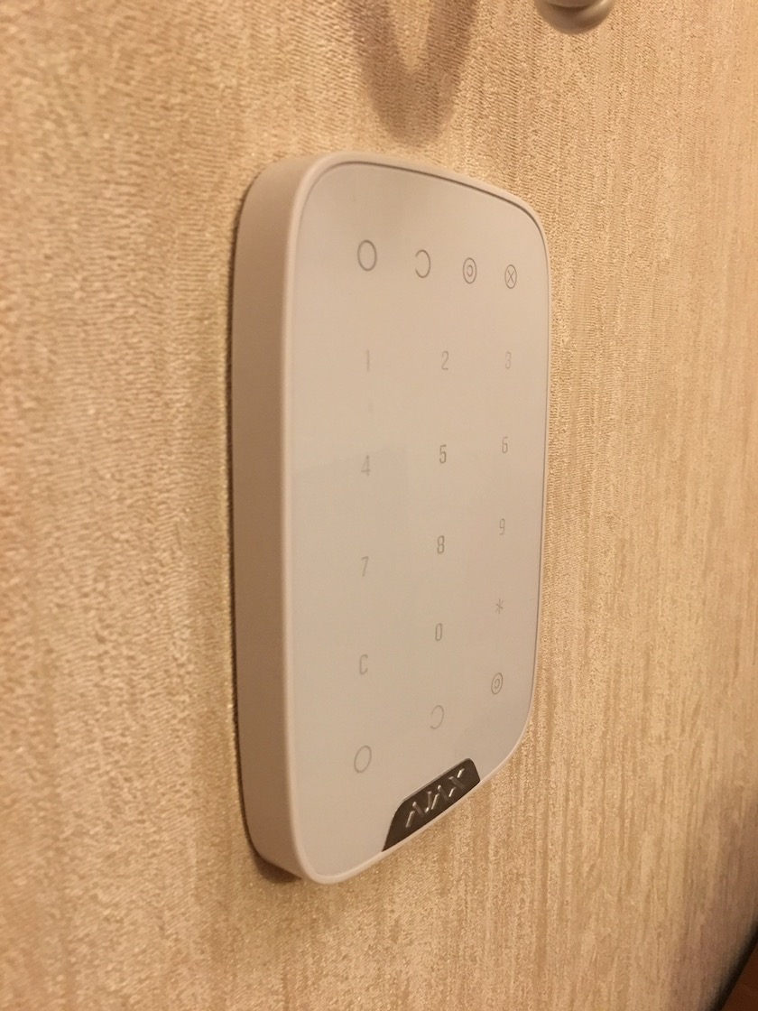 Пример монтажа KeyPad на стене