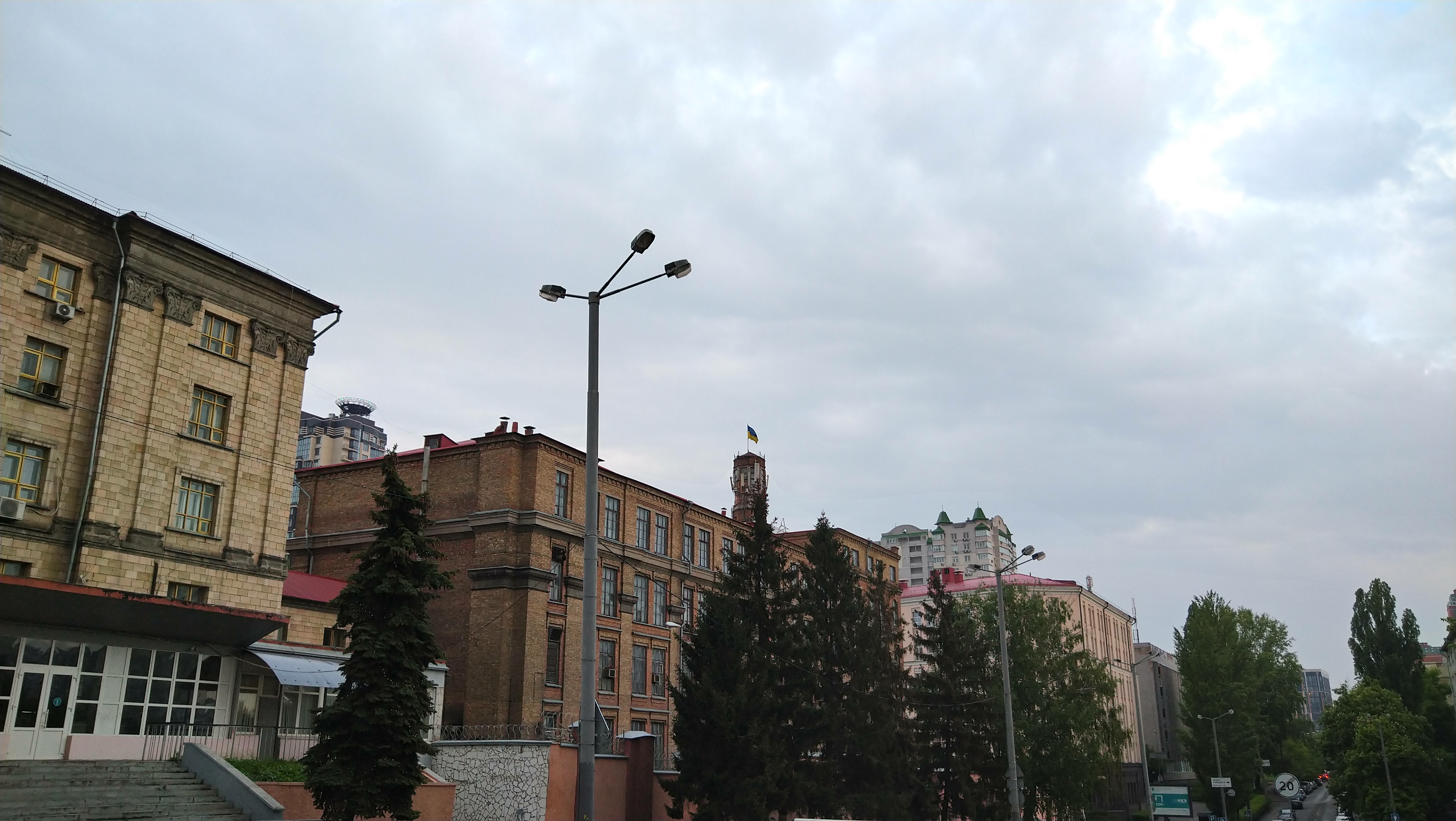 Огляд Sony Xperia 10 Plus: смартфон для улюблених серіалів та соціальних мереж-301