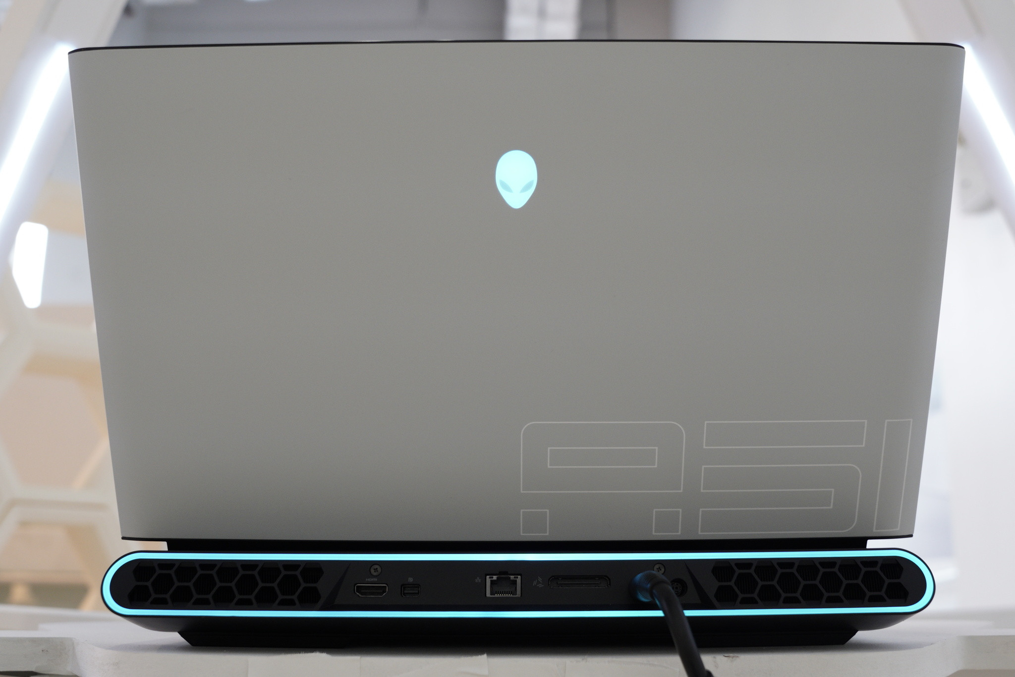 Dell-Alienware-Area-51m-ces-2019-0.jpg