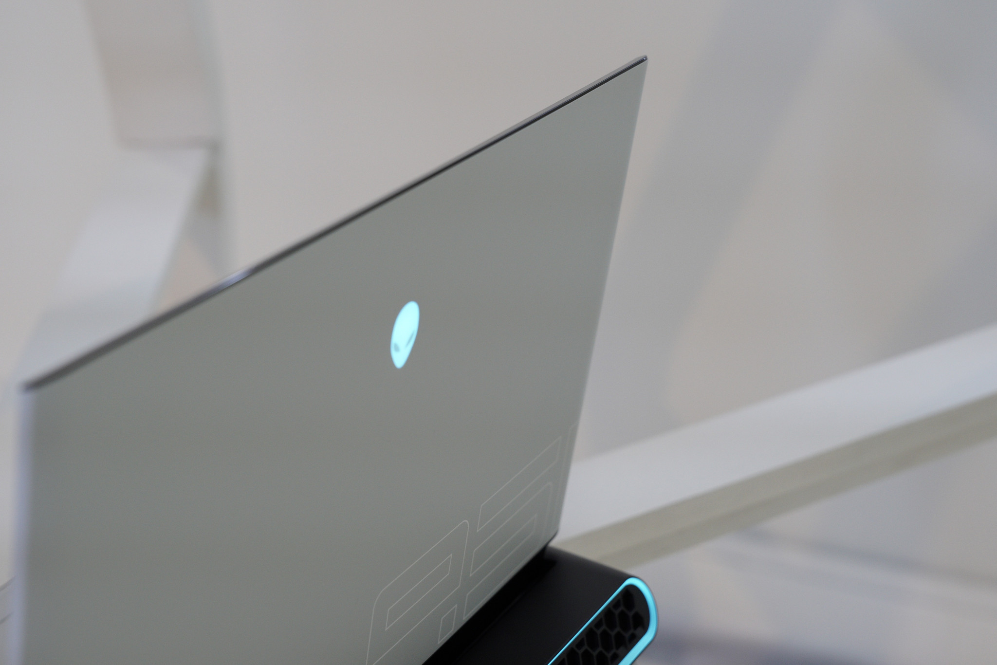 Dell-Alienware-Area-51m-ces-2019-3.JPG