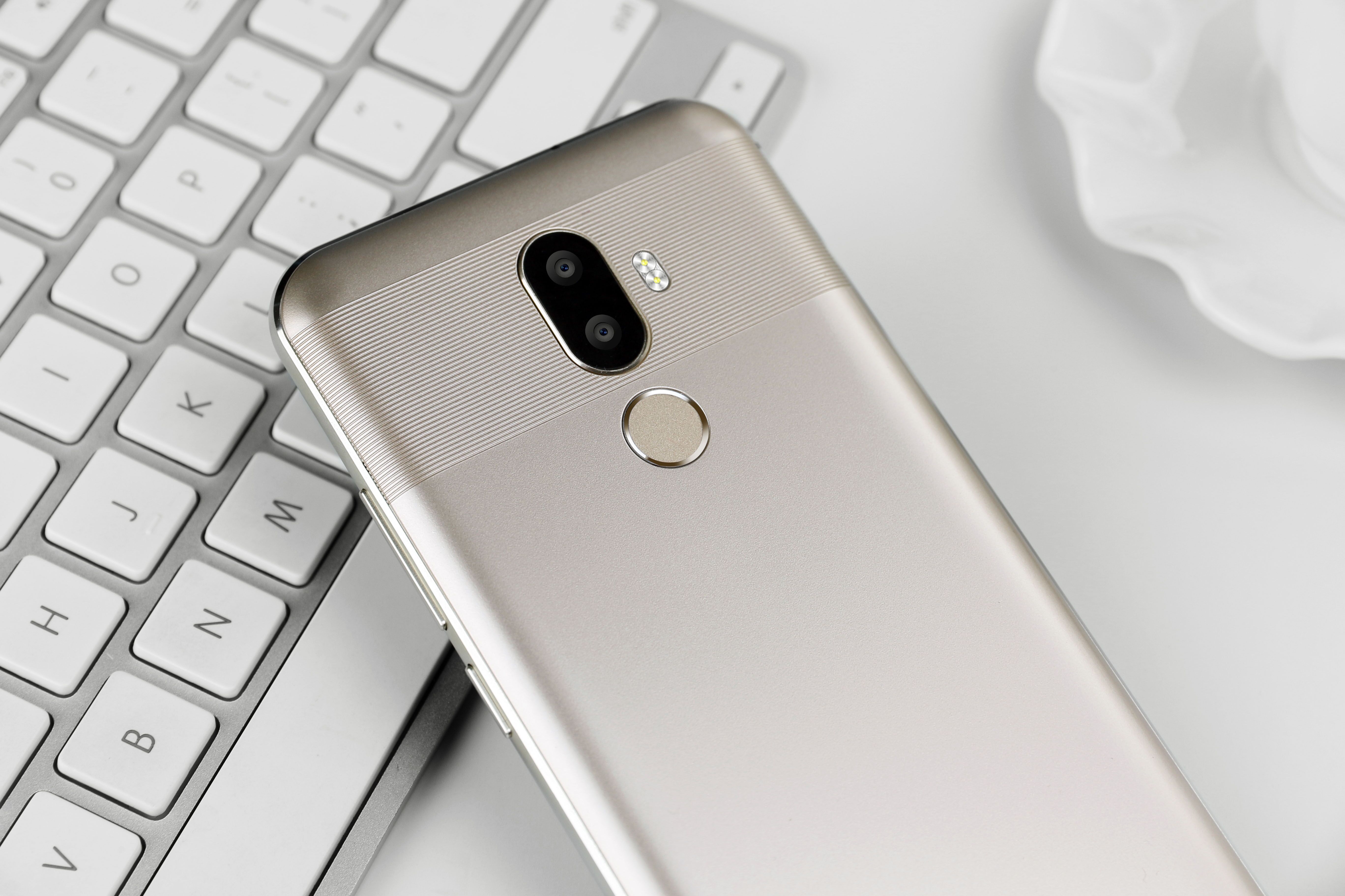 Безрамочный смартфон OUKITEL U18 с внешностью iPhone X появился в золотом цвете-4 OUKITEL U18 gold camera.jpg