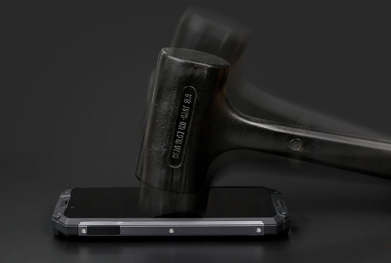 Жесткие тесты на прочность OUKITEL WP2: гвозди, лестница, мост, нож, молоток и катана OUKITEL WP2 shock prood.jpg