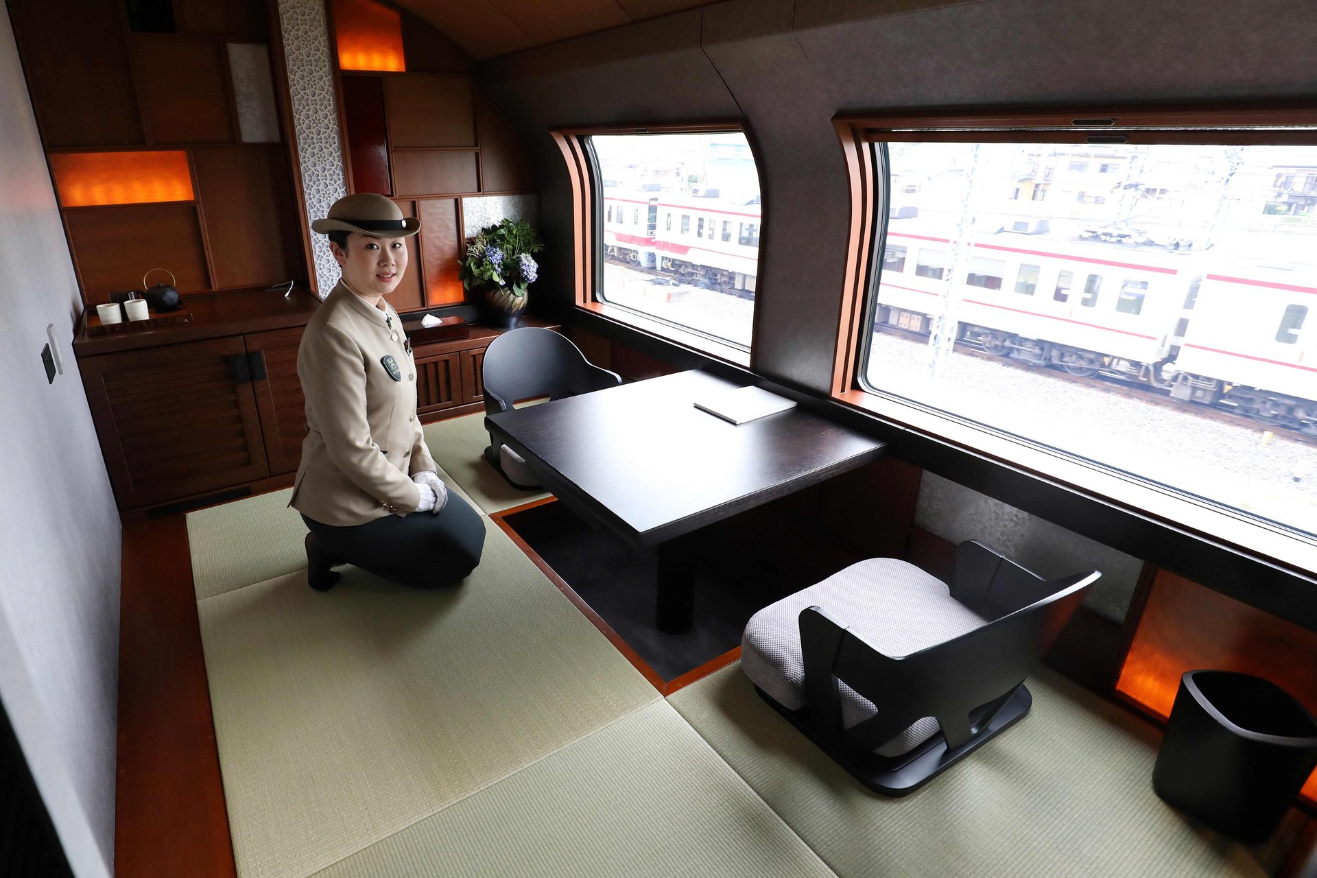 Shiki-shima-japan-train-5.jpg