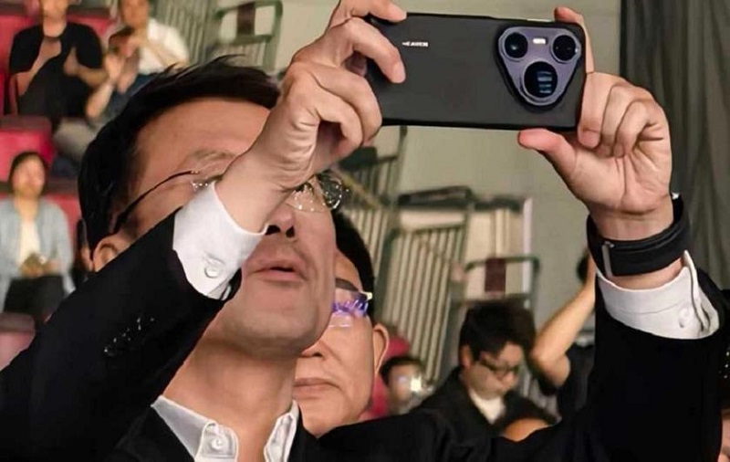 He Gang with the Pura 80 Ultra smartphone