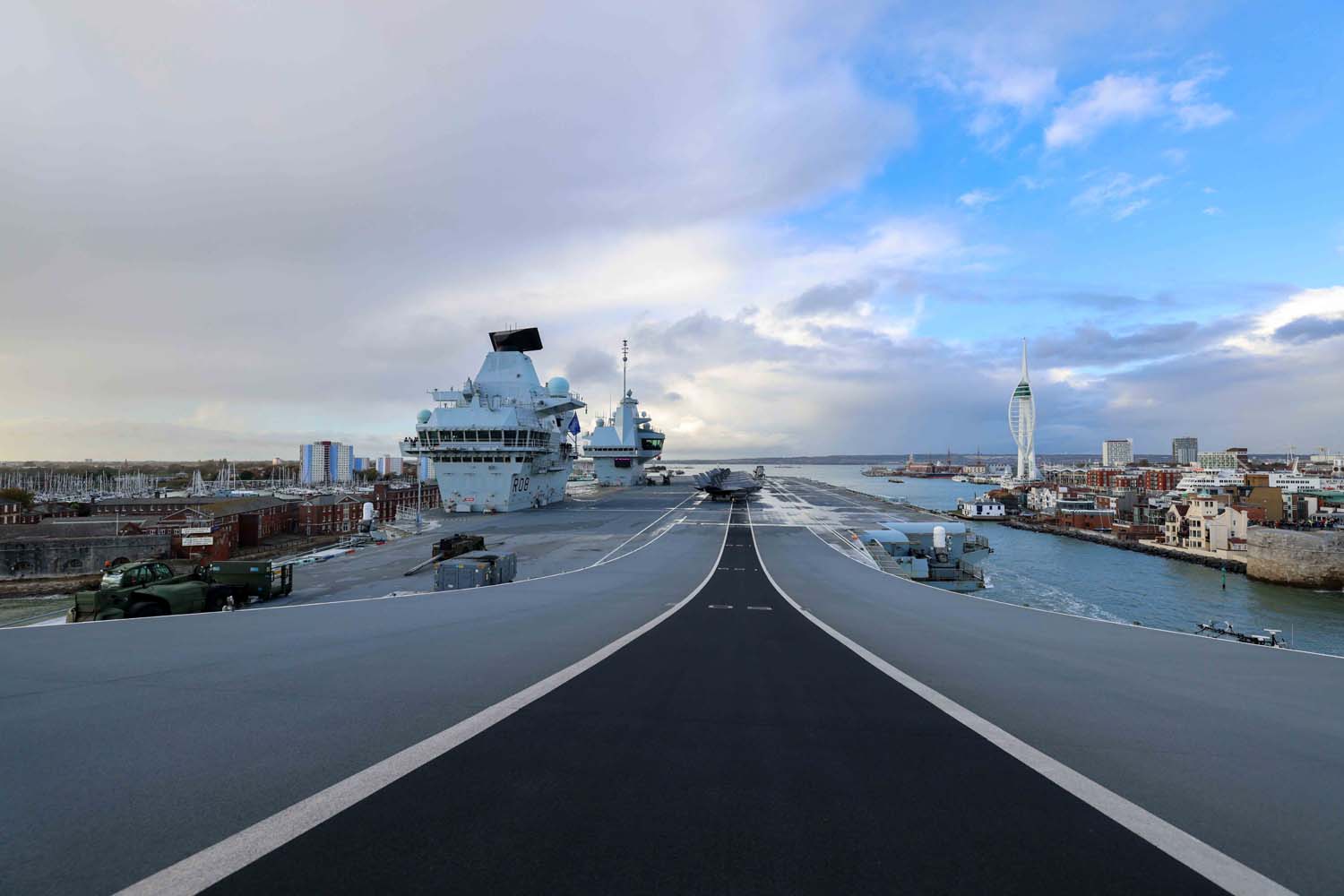 The British aircraft carrier HMS Queen Elizabeth, carrying fifth-generation F-35B Lightning II fighters, has transferred to NATO command for the first time in history-8