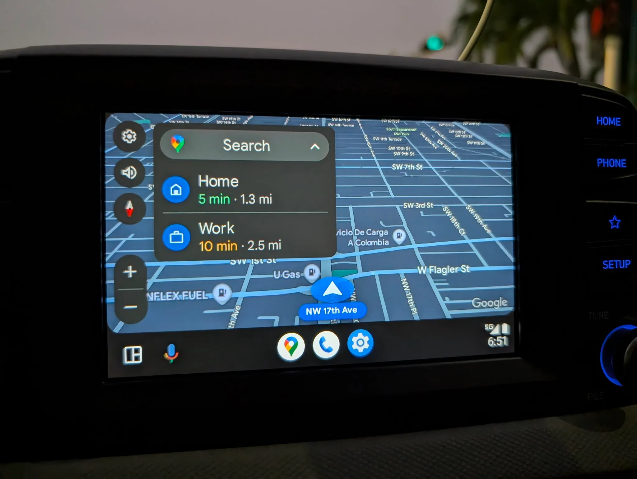 Смещение карты Google Maps в центр дисплея