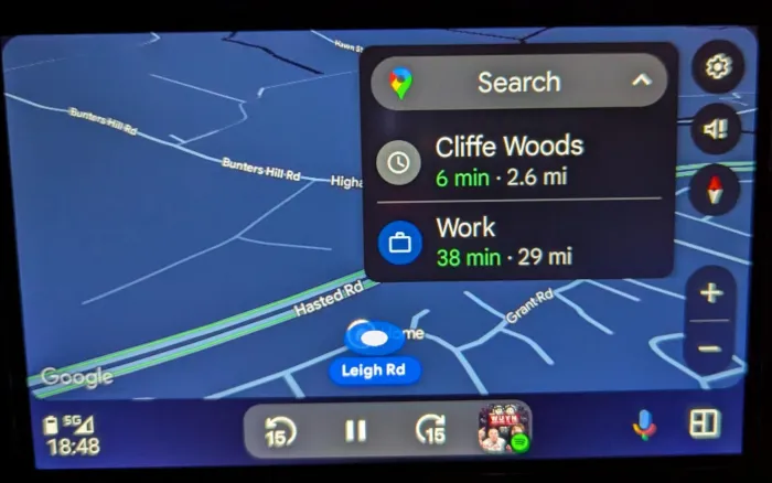 Экран Android Auto с новым расположением карты с новым расположением карты
