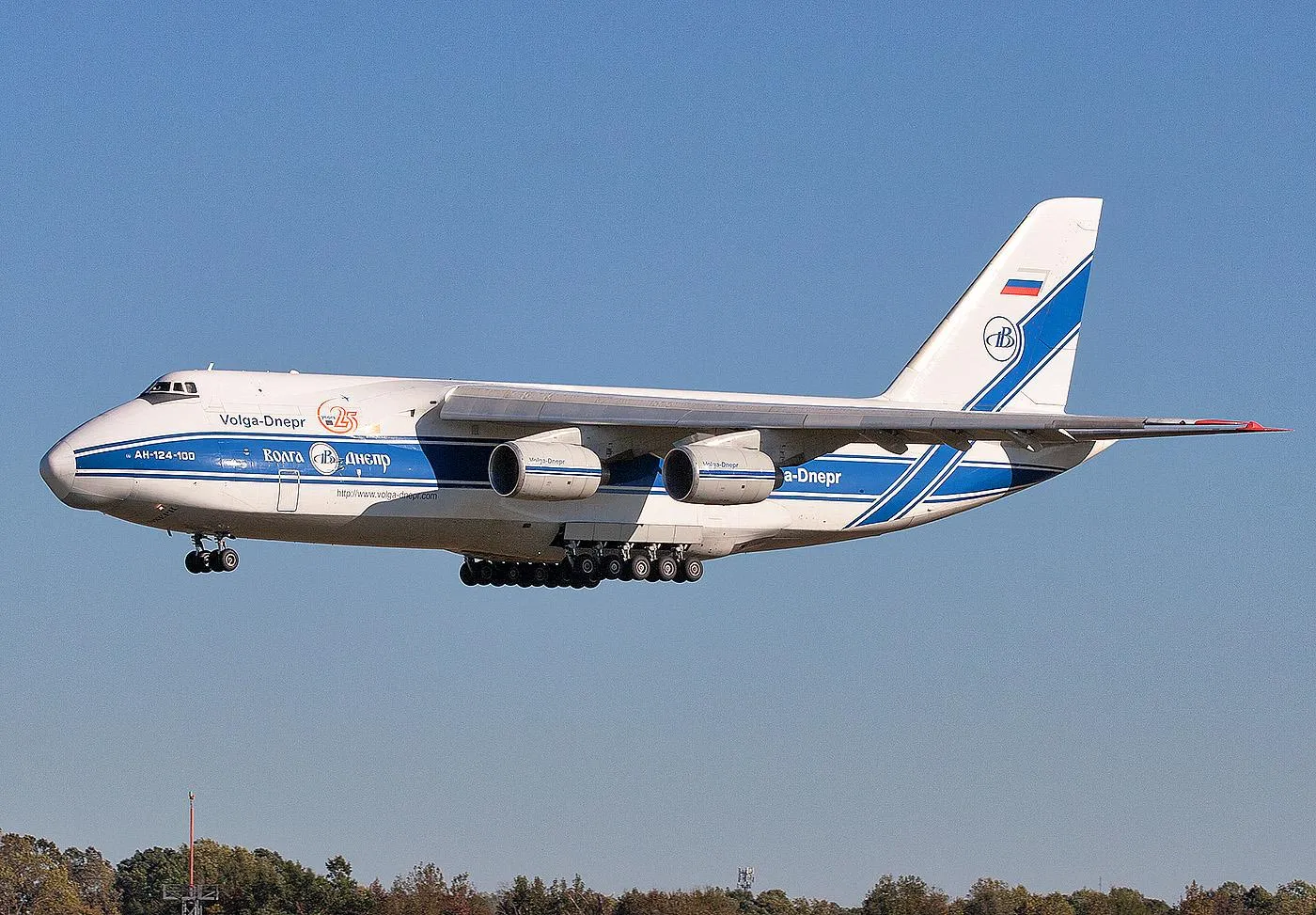 Російський Ан-124 компанії 'Волга-Днепр'. Ілюстрація: Joe Pries