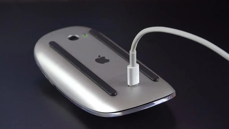 Процесс зарядки актуальной модели Magic Mouse