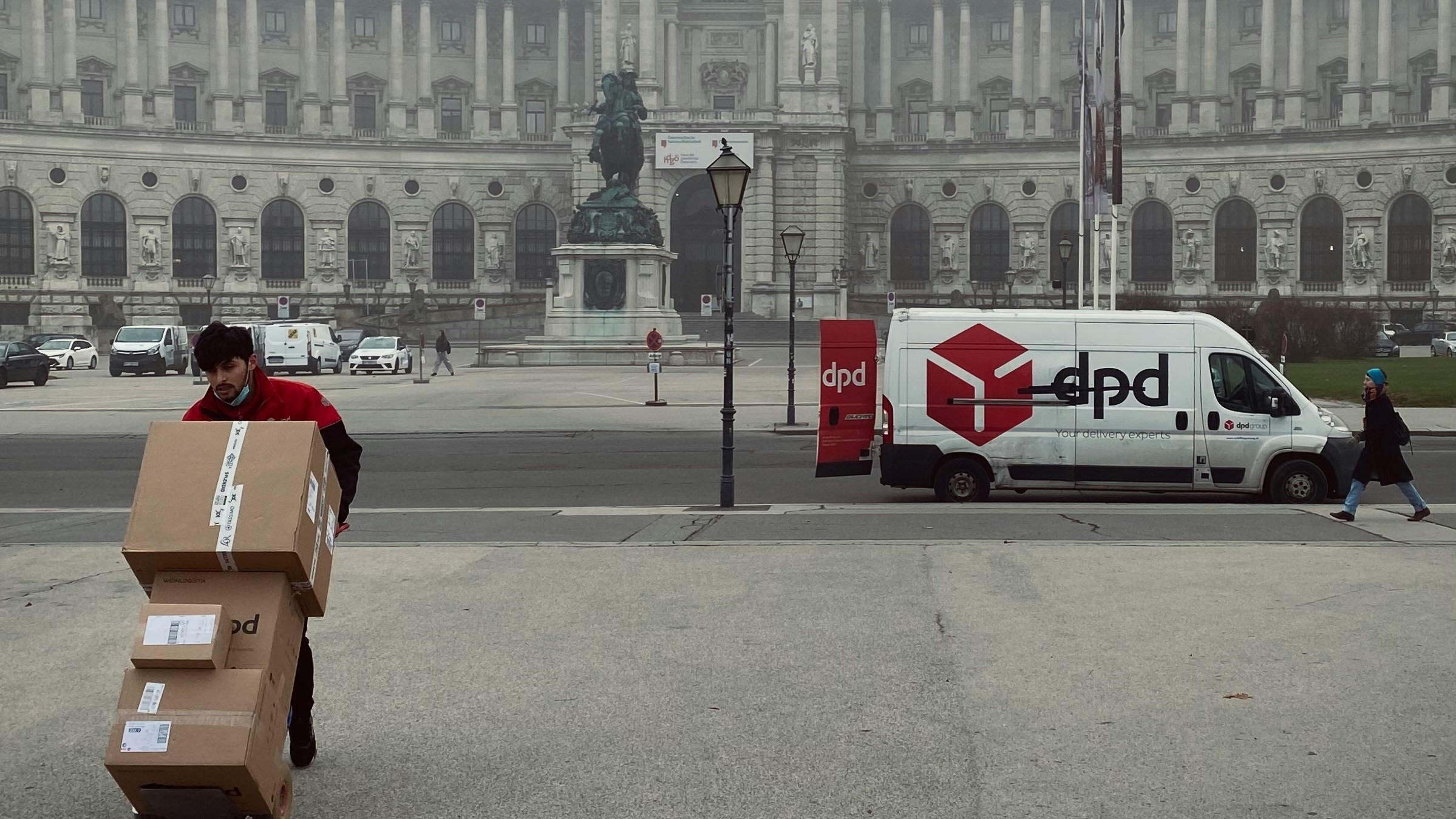 Чат-бот DPD лається матом і критикує компанію після "атаки" незадоволеного клієнта