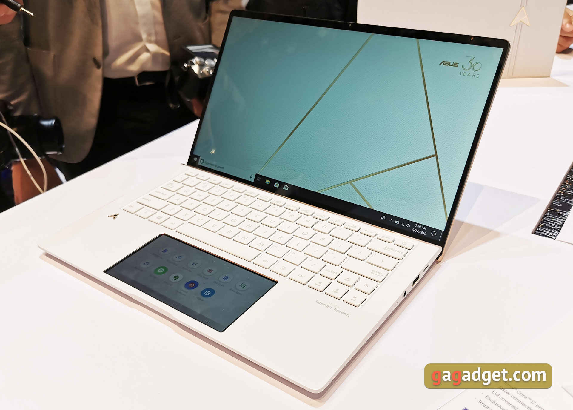 ASUS на Computex 2019: електретні геймерскі навушники, 240 Гц портативний монітор та інші круті штуки-9