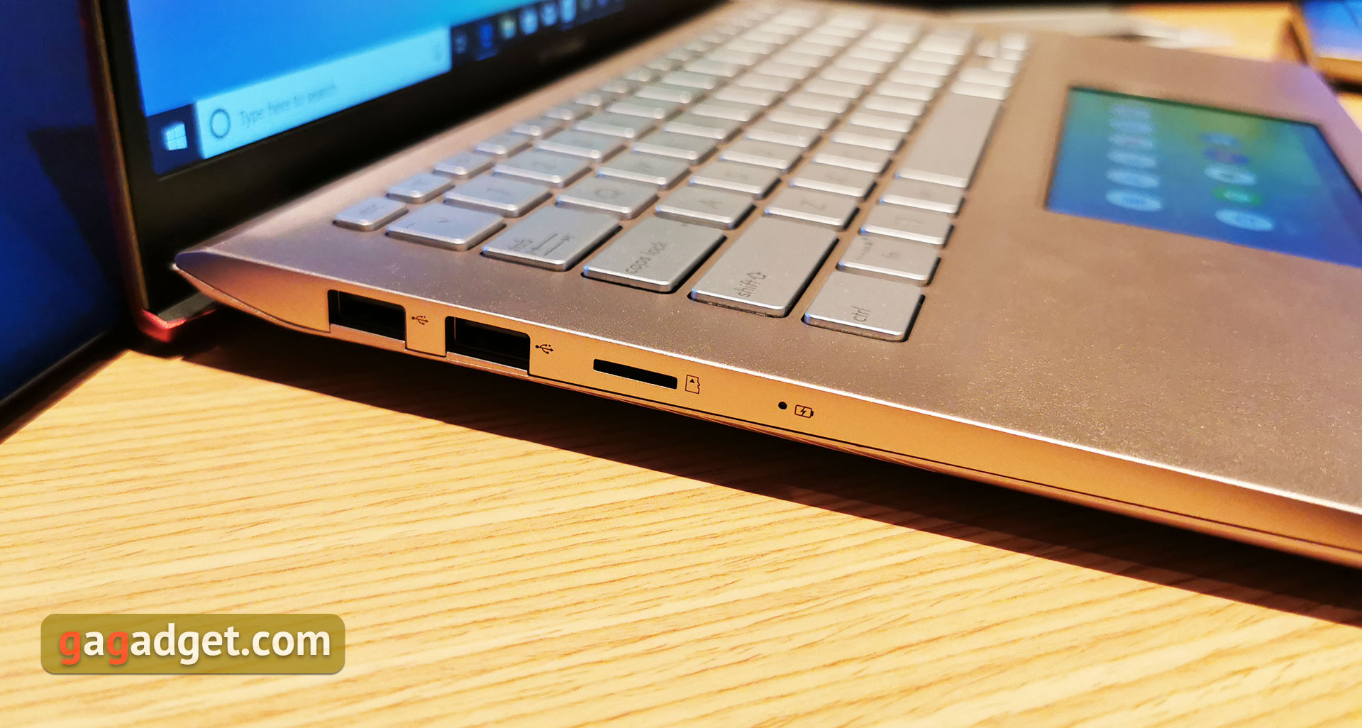 ASUS на Computex 2019: електретні геймерскі навушники, 240 Гц портативний монітор та інші круті штуки-14