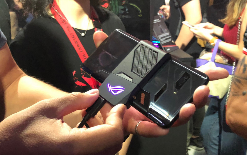 asus-rog-phone-computex-cooler.JPG