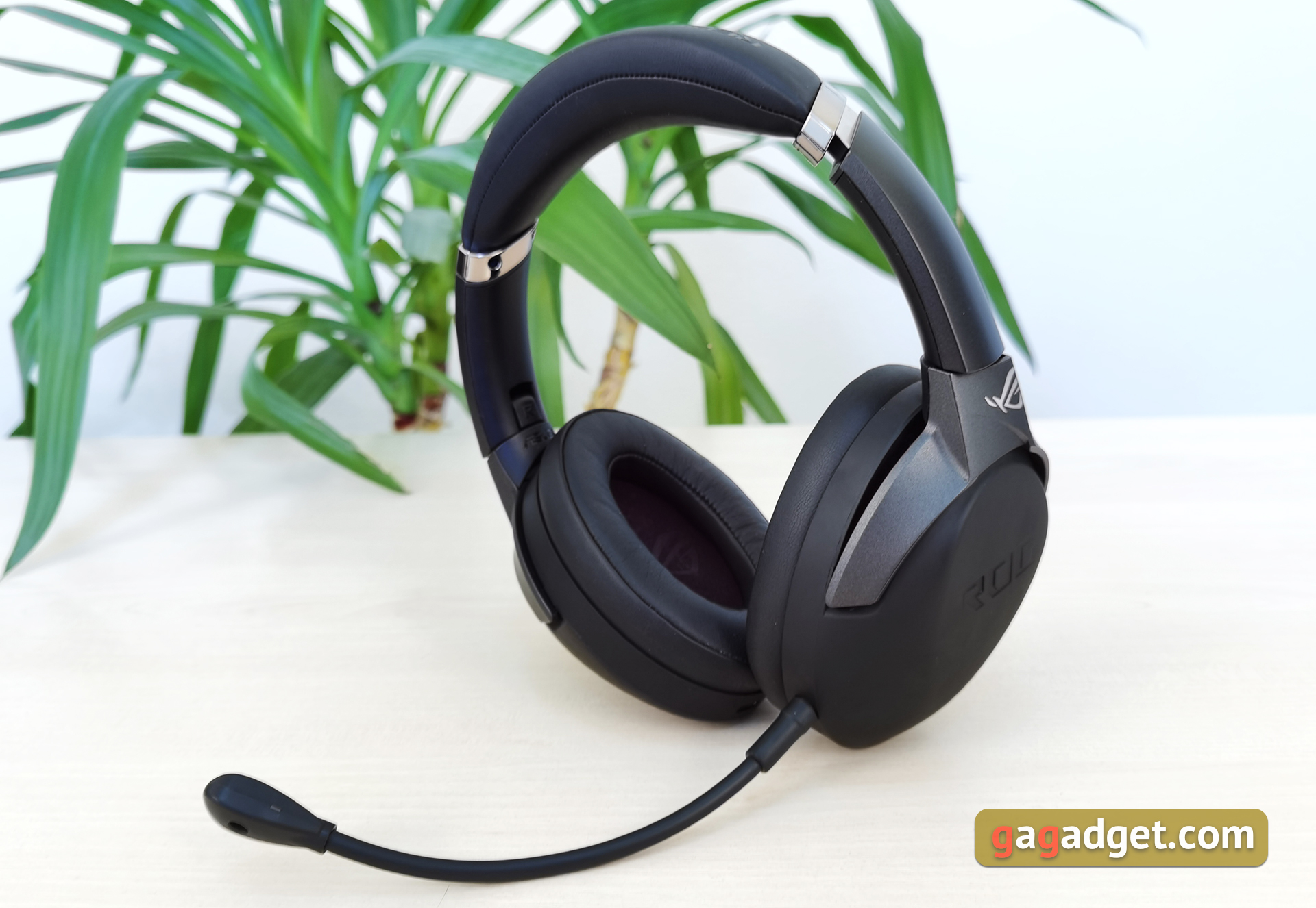 Обзор ASUS ROG Strix GO 2.4: беспроводная игровая гарнитура для любых платформ с AI-шумоподавлением