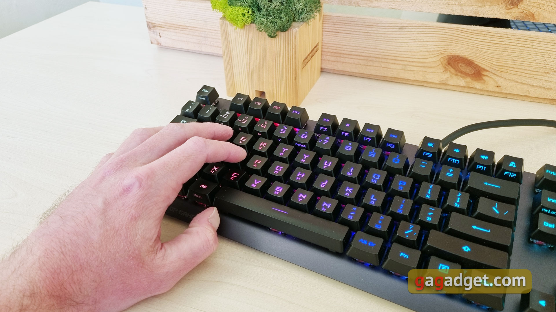 ASUS ROG Strix Scope RX Review: an Opto-Mechanical Gaming Keyboard with Water Protection-18