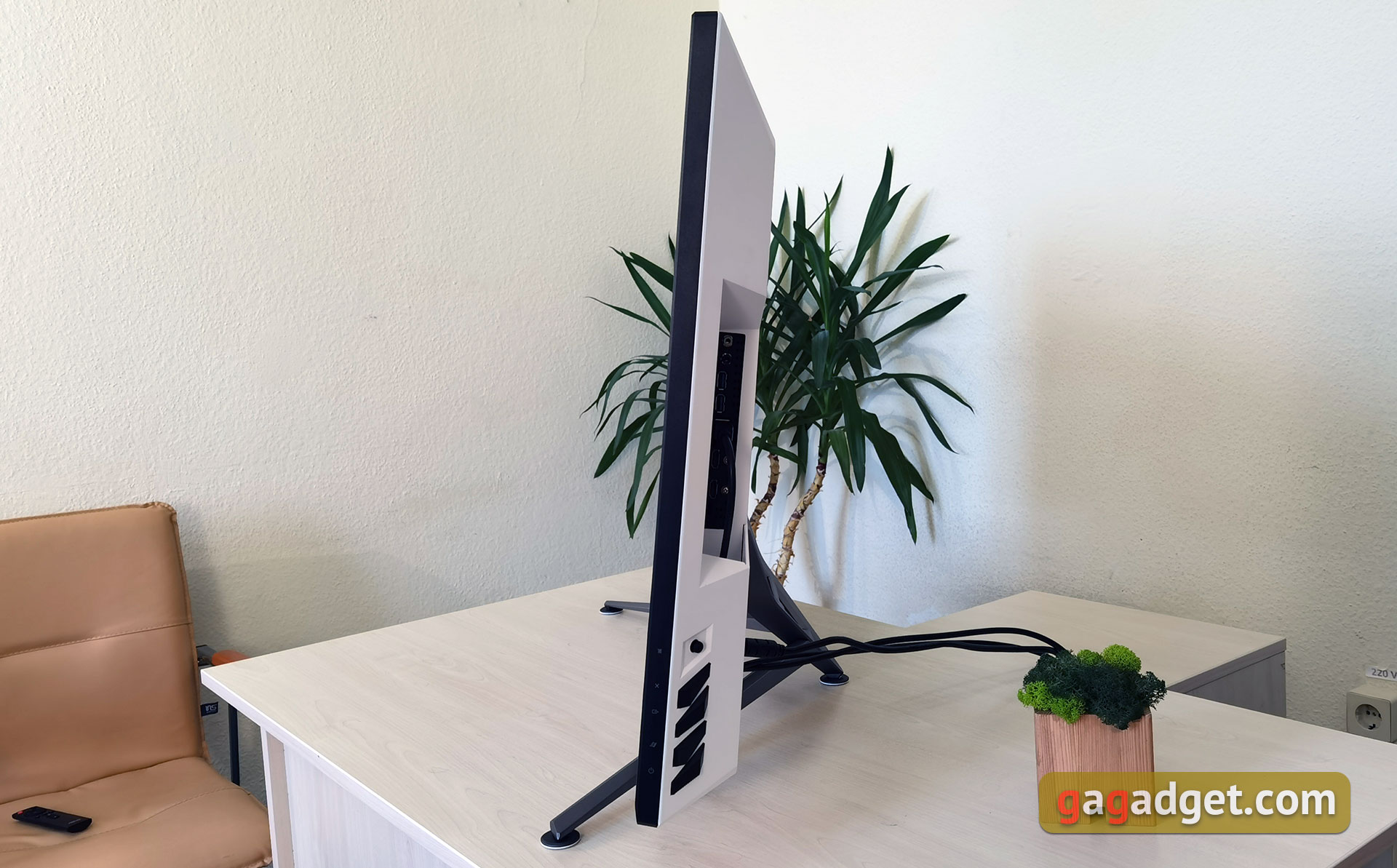 ASUS ROG Strix XG43UQ Overview: The Best Display for Next-Generation Gaming Consoles-30