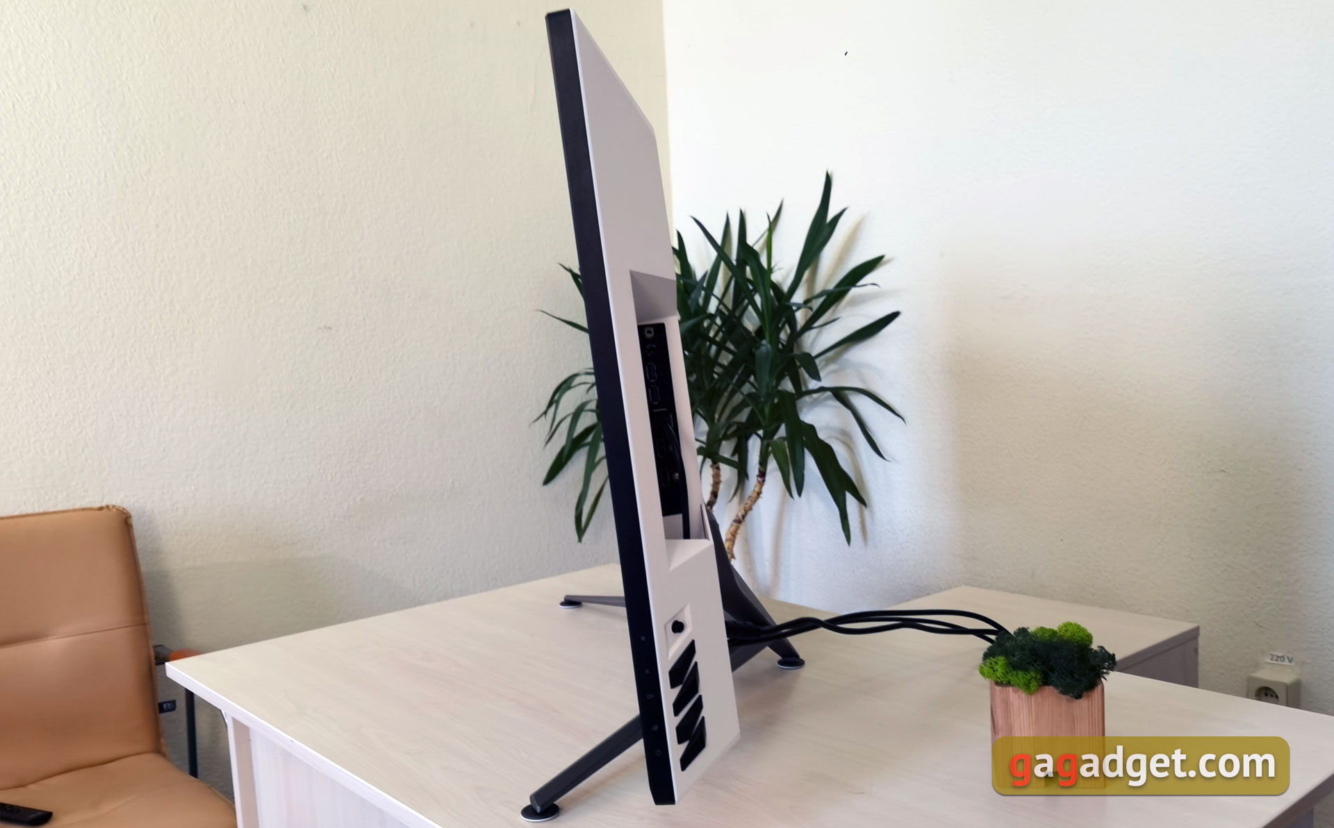 ASUS ROG Strix XG43UQ Overview: The Best Display for Next-Generation Gaming Consoles-31