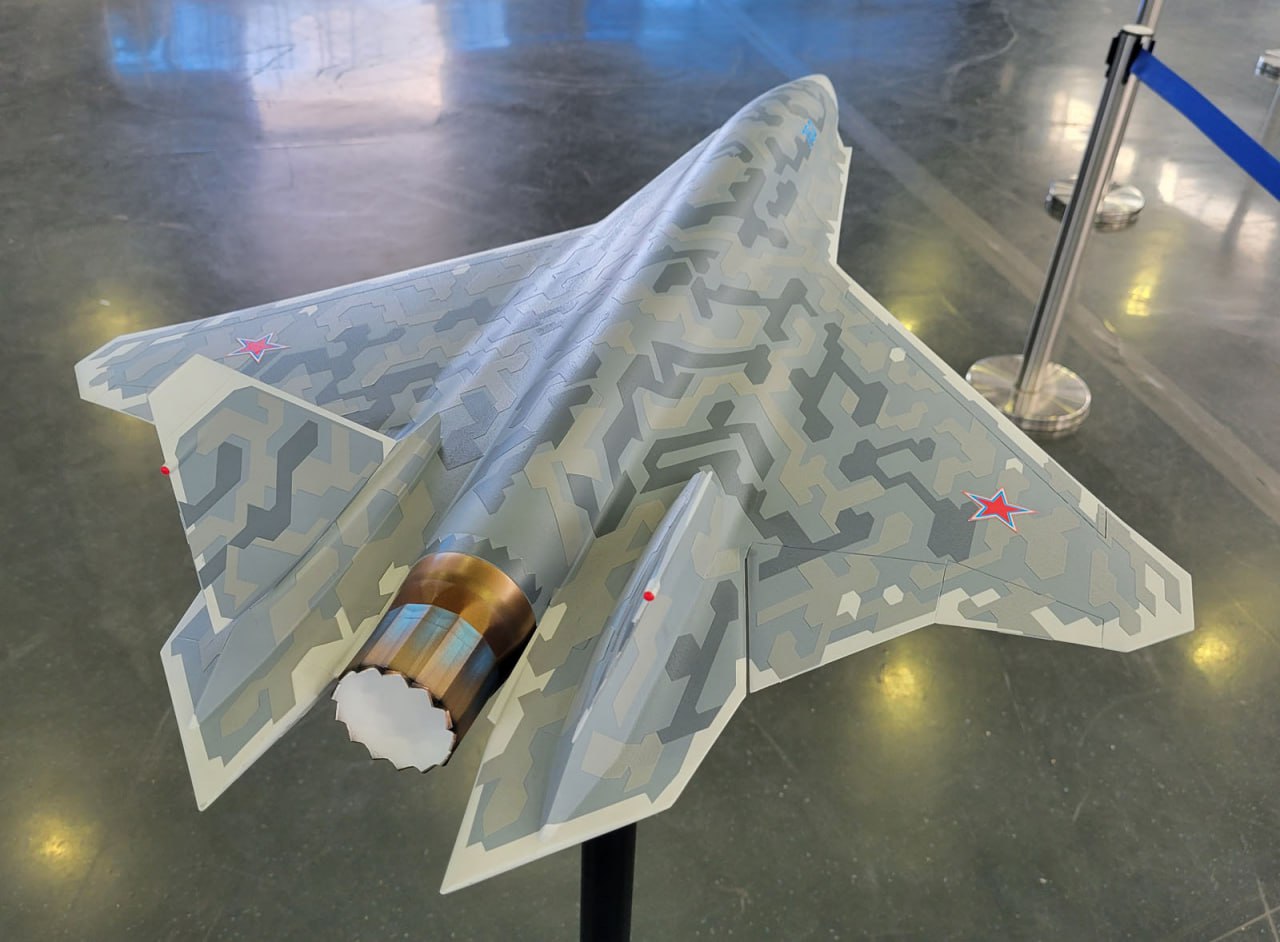 Les Russes ont montré pour la première fois à quoi ressemblera la version sans pilote de l'avion de combat de cinquième génération Su-75 Checkmate.-2