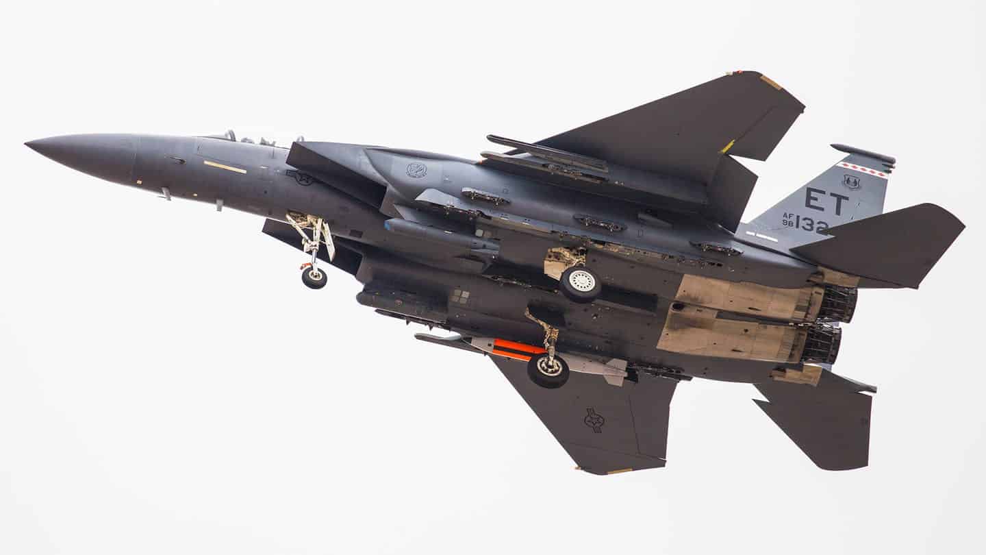 Бомба B61-12 на літаку F-15E Strike Eagle. Ілюстрація: The Drive