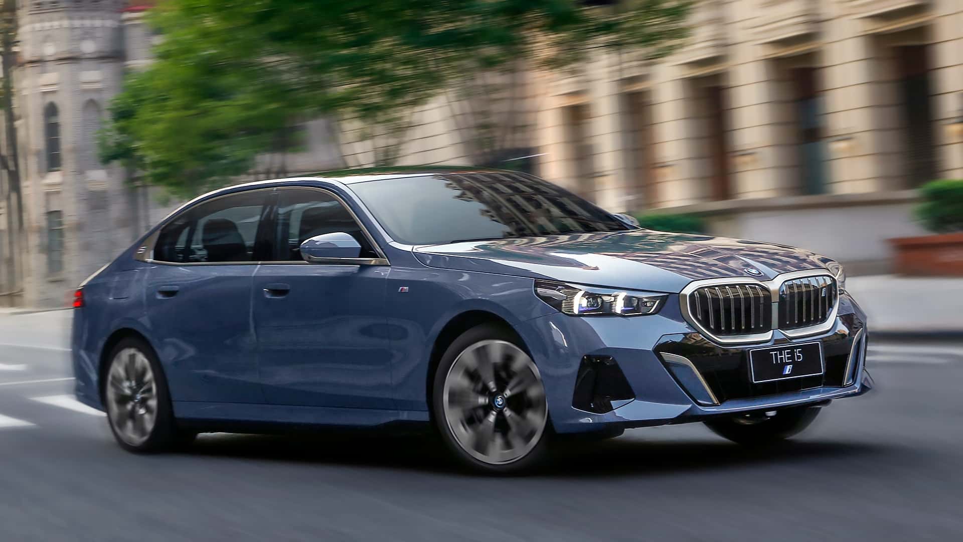 BMW i5 LWB и BMW 5er Limousine для Китая 2024 вид сзади