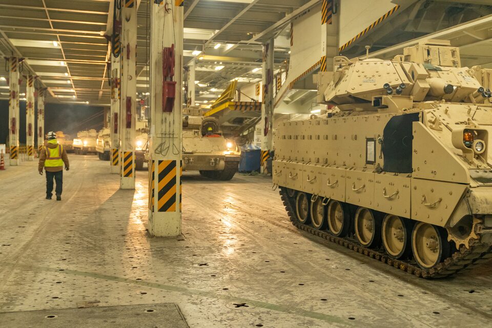 Bradley, що прямують в Україну, завантажується на авіаносець ARC Integrity