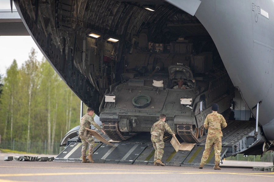 Bradley unloading in Estonia. Illustration: US Army