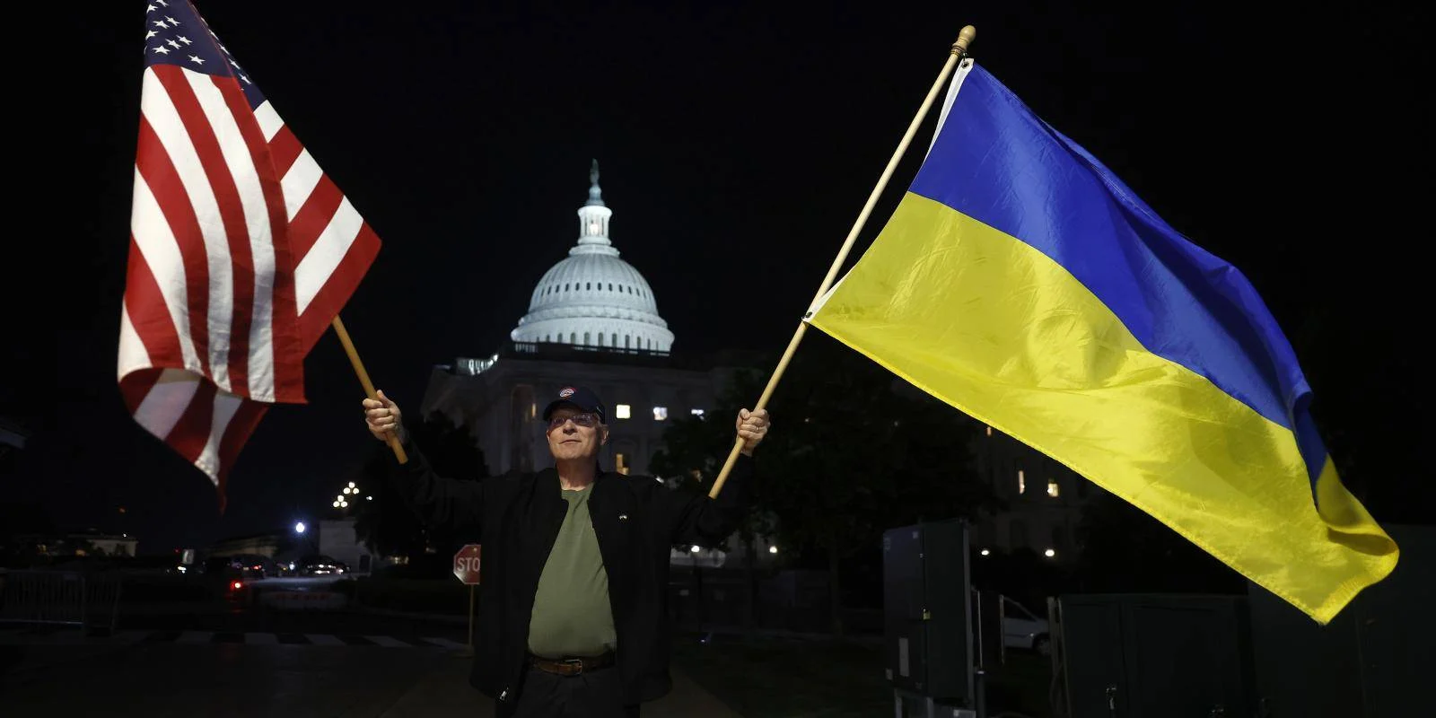 Иллюстративное изображение украинского и американского флагов.