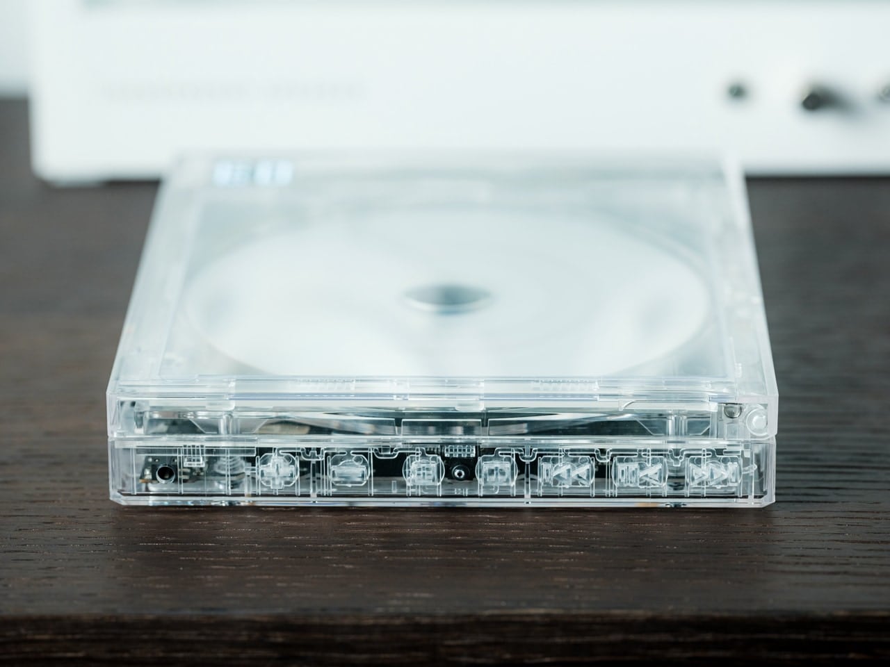 CD-плеєр ClearFrame на фоні обкладинки альбому