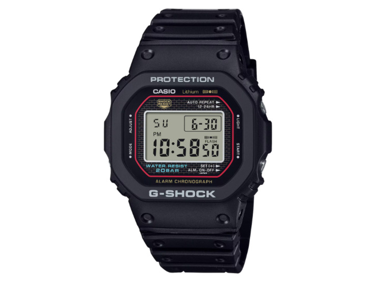 Часы G-Shock DW5000R на фоне городского пейзажа на фоне городского пейзажа