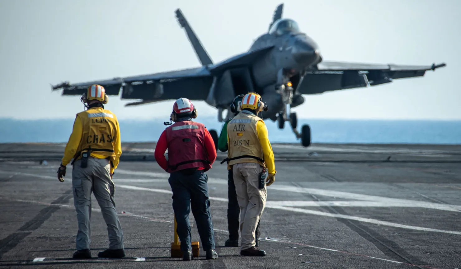 USS Gerald R. Ford, le plus grand porte-avions du monde, qui a coûté plus de 13 milliards de dollars, avec des chasseurs F/A-18 Super Hornet en patrouille dans la mer Adriatique.-2