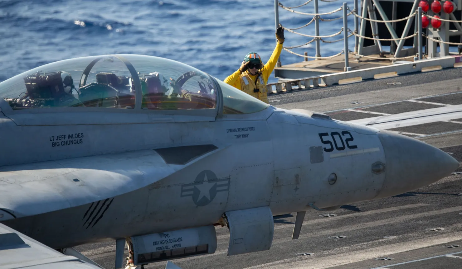 USS Gerald R. Ford, le plus grand porte-avions du monde, qui a coûté plus de 13 milliards de dollars, avec des chasseurs F/A-18 Super Hornet en patrouille dans la mer Adriatique.-3