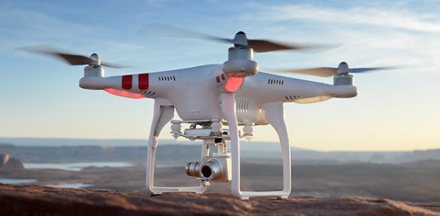 Квадрокоптер DJI Phantom 2 Vision+ с 14-мегапиксельной камерой и 3-осевым стабилизатором изображения Квадрокоптер DJI Phantom 2 Vision+ с 14-мегапиксельной камерой и 3-осевым стабилизатором изображения