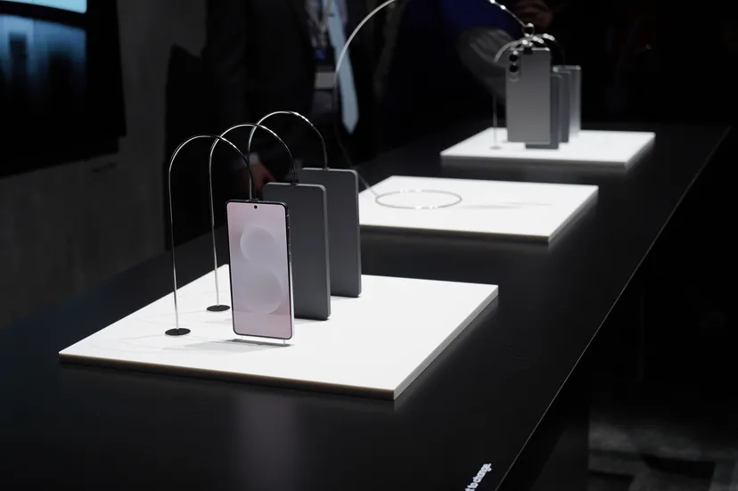 Смартфон Galaxy S25 Edge з двома камерами на задній панелі