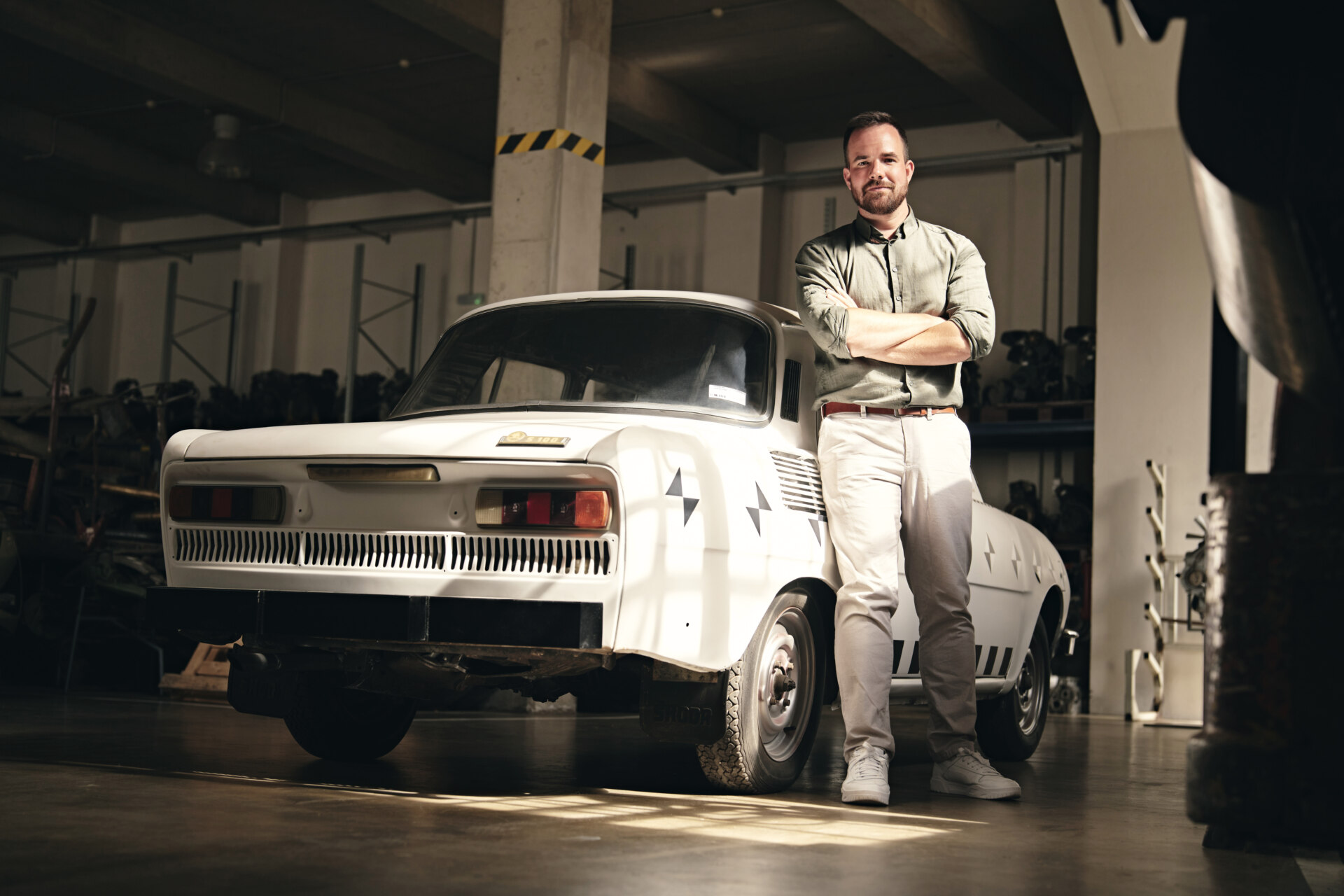 Мартин Пацлт і оригінальна Škoda 100 у студії