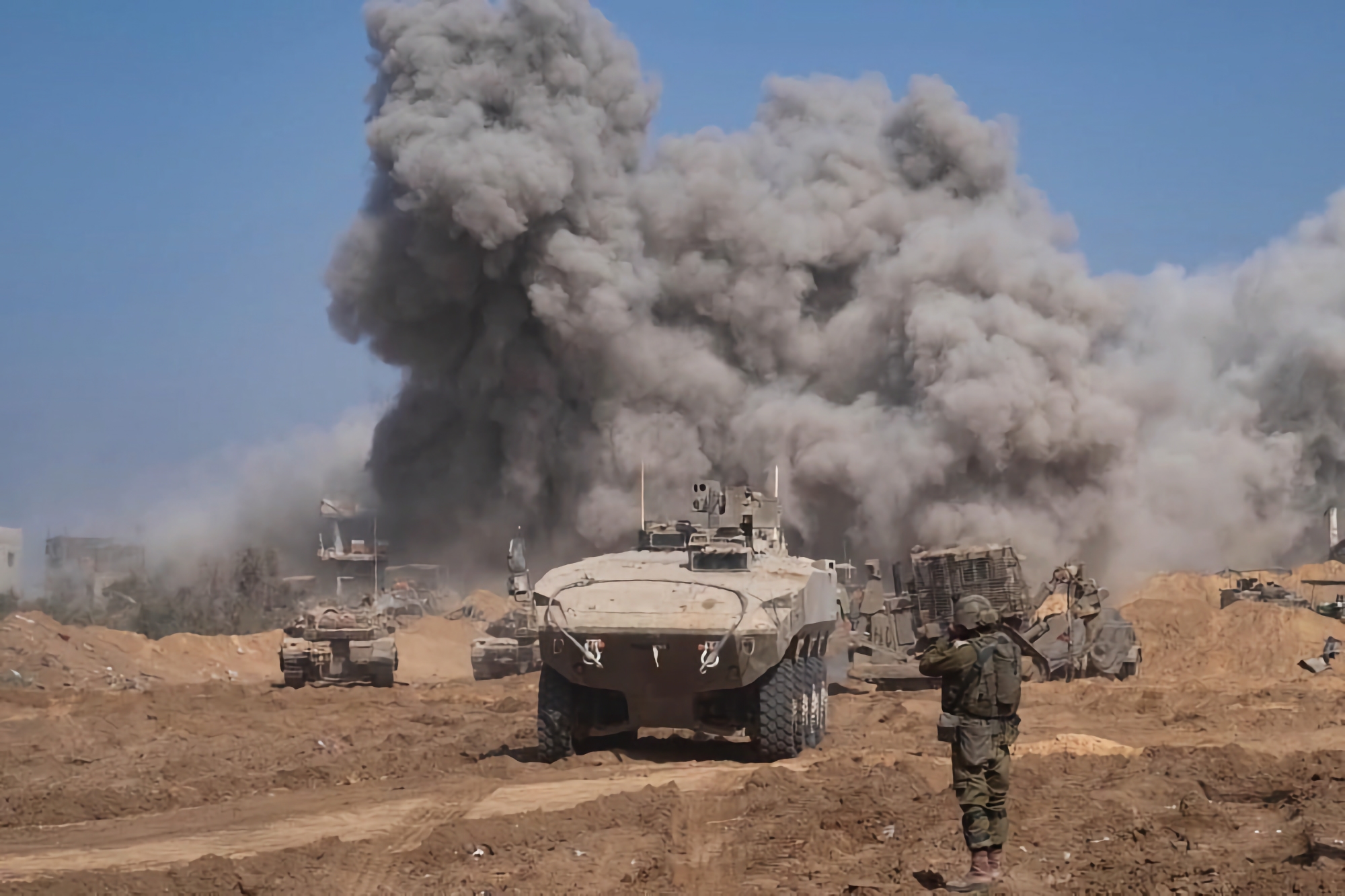 L'armée israélienne utilise de nouveaux véhicules blindés de transport de troupes Eitan contre les terroristes du Hamas dans la bande de Gaza