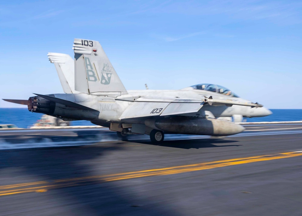 Винищувач F/A-18F Super Hornet під час зльоту з авіаносця USS Harry S. Truman