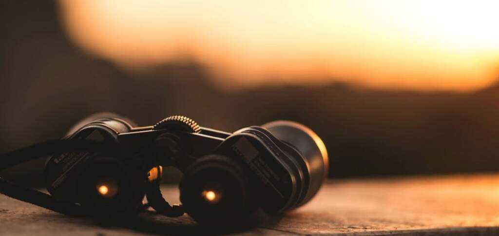 binoculars distance limit