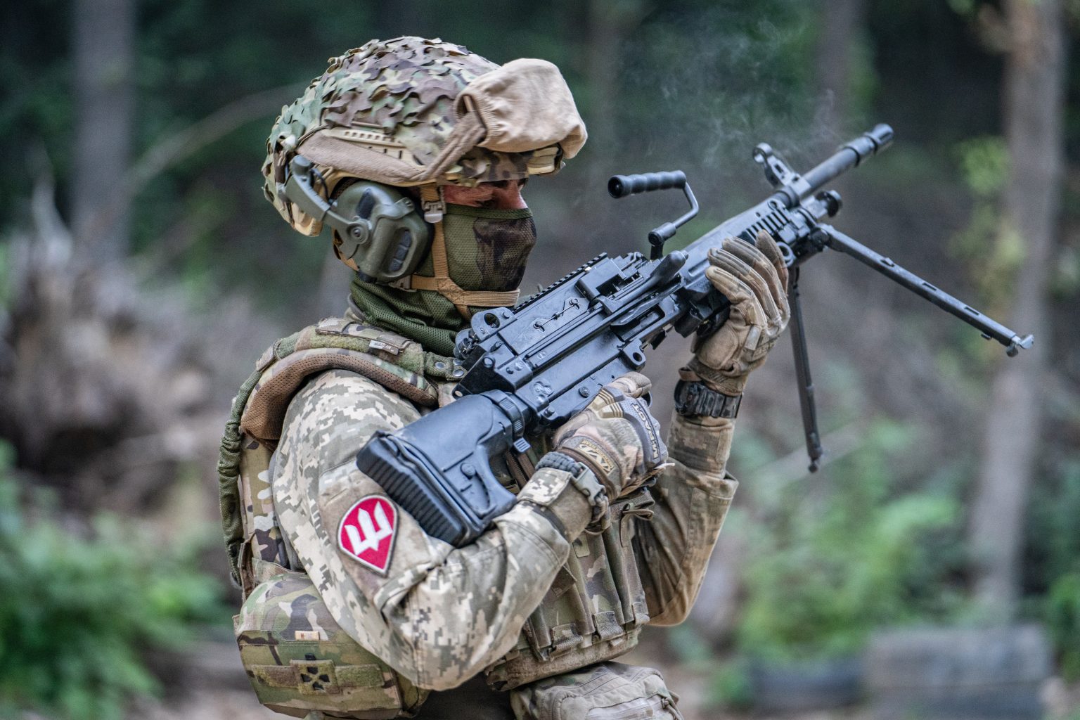 FN Minimi in the 82nd Separate Mechanised Brigade. Illustration: "Come back alive"