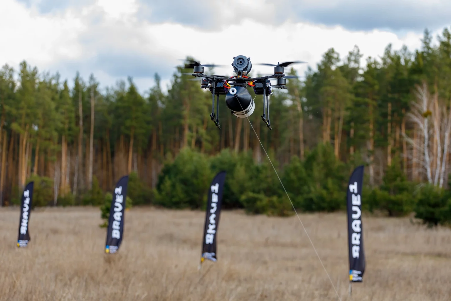 Випробування FPV-дрона з оптоволоконним управлінням. Ілюстрація: Brave1