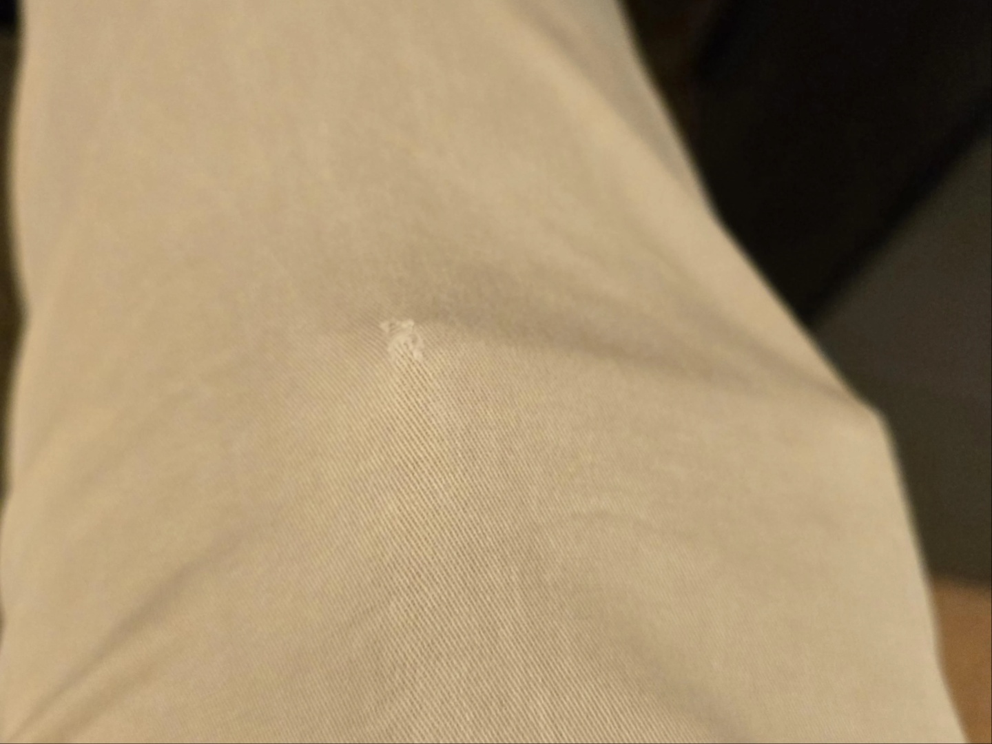 Jeans avec poches déchirées à cause du Galaxy S24 Ultra