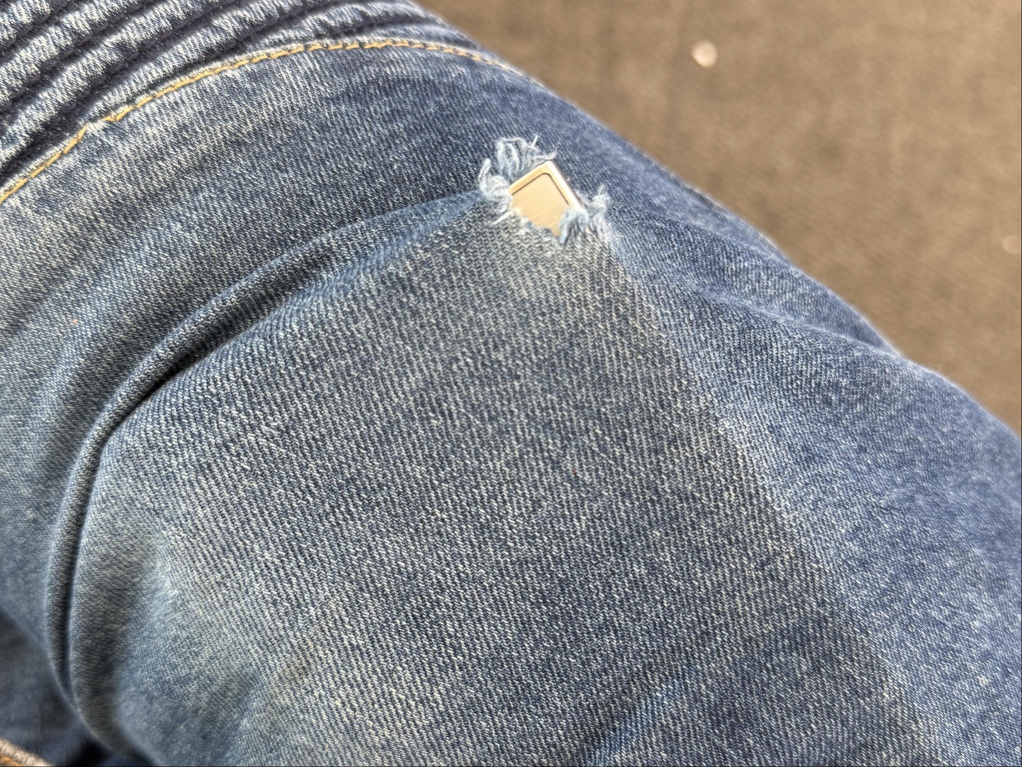 Samsung Galaxy S24 Ultra, jeans déchirés