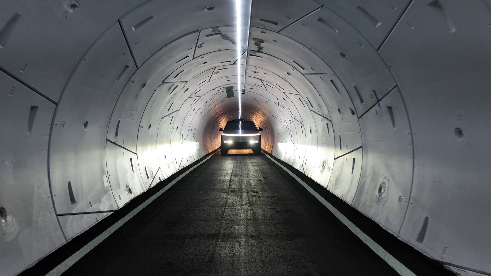 Всередині CyberTunnel на заводі Giga Texas