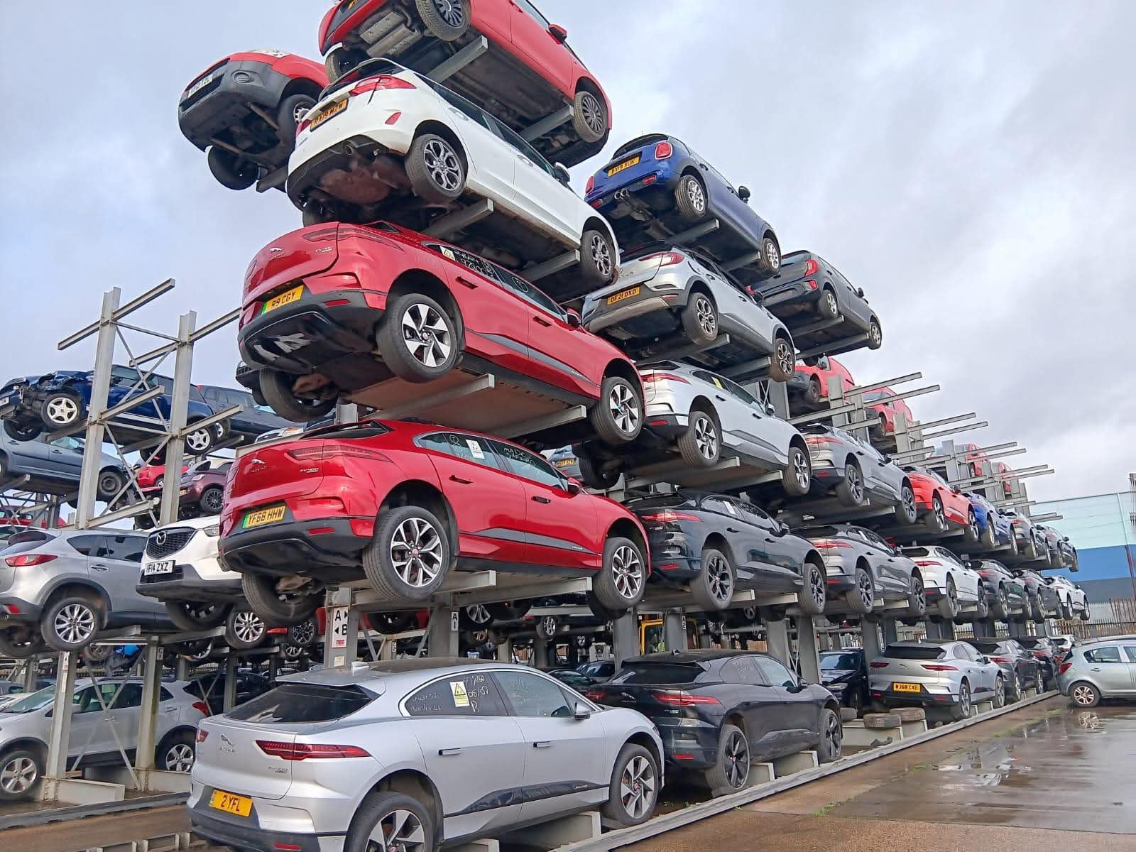 Несколько Jaguar I-Pace на свалке