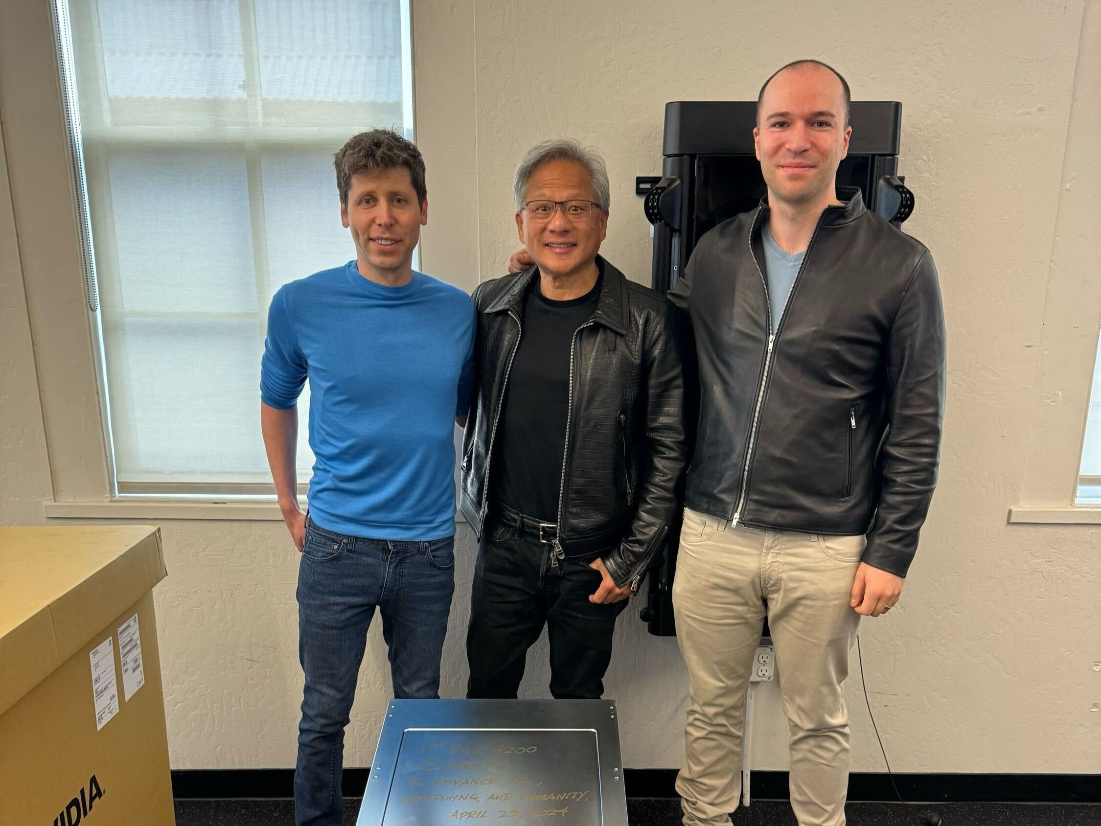 Глава NVIDIA лично привез первые ИИ-ускорители DGX H200 в офис OpenAI