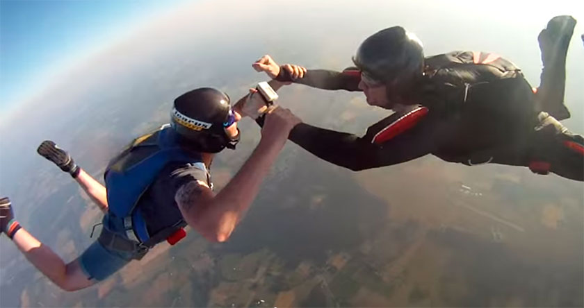 GoPro выжила после падения с 3 км и 4 лет в поле (видео)