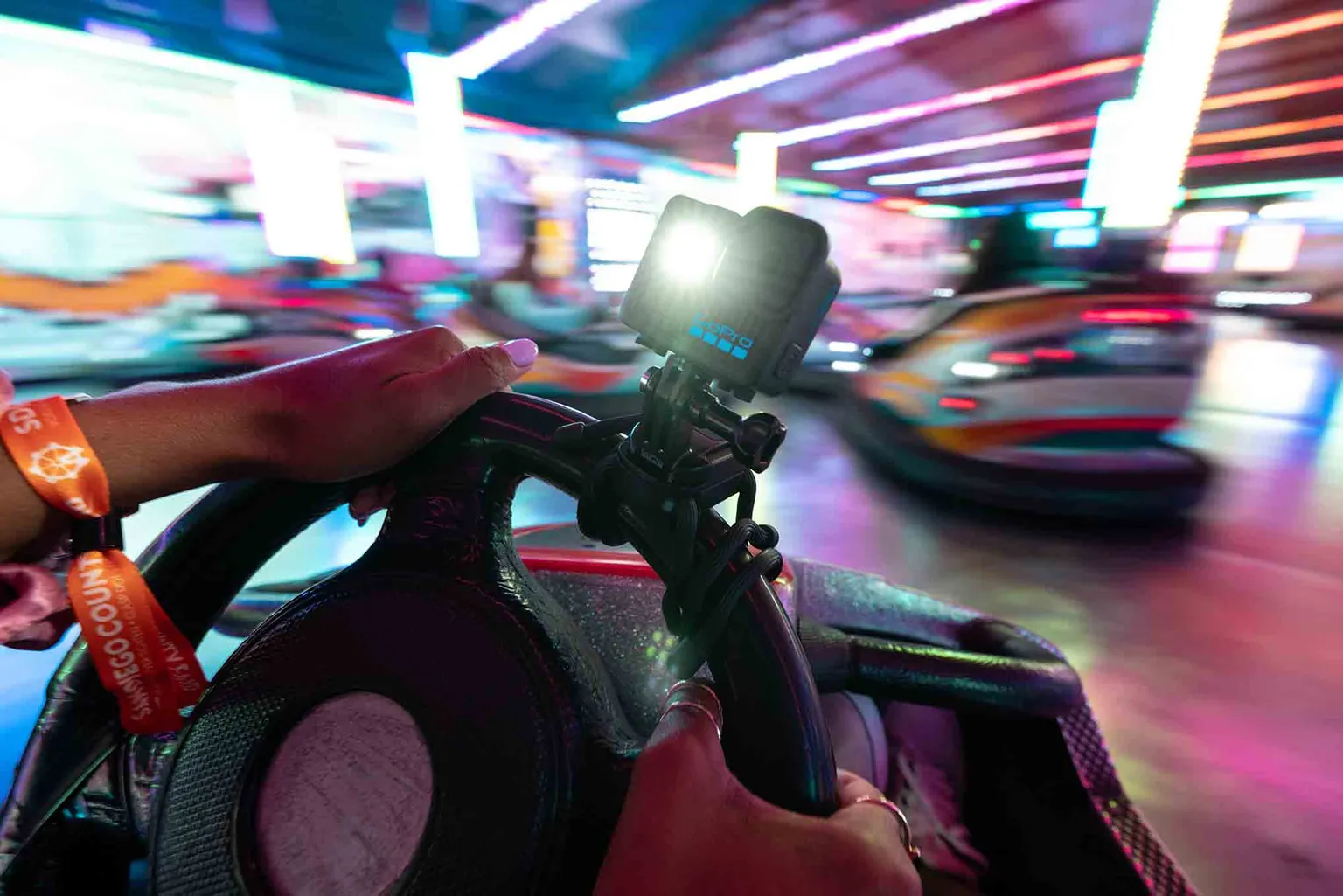 GoPro Lit Hero на руле. Иллюстрация: GoPro