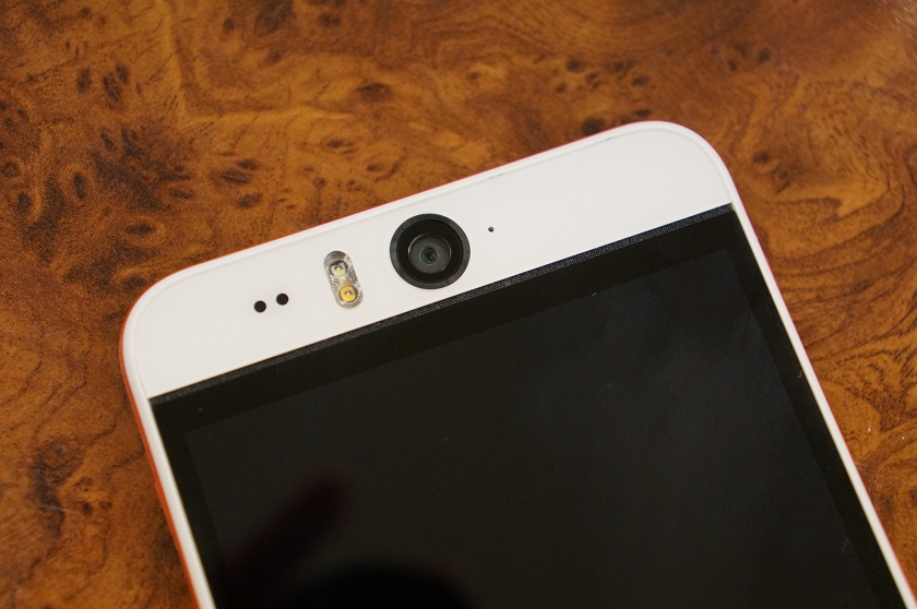 Обзор смартфона HTC Desire EYE-11