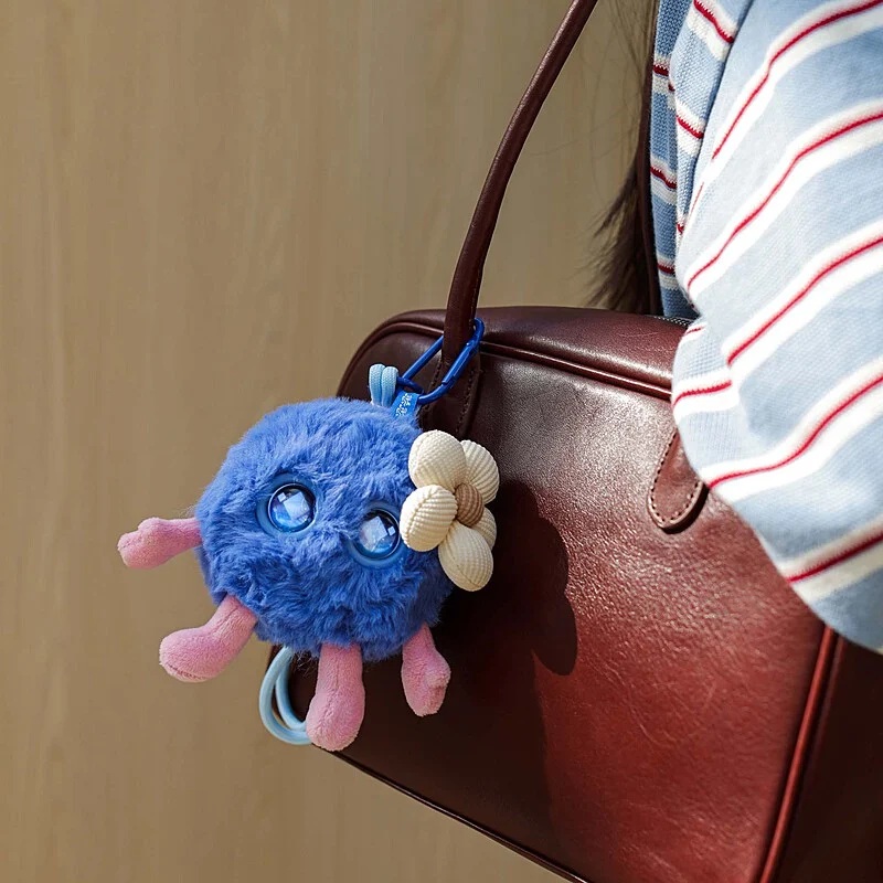 Smart Hanhan attached to a backpack