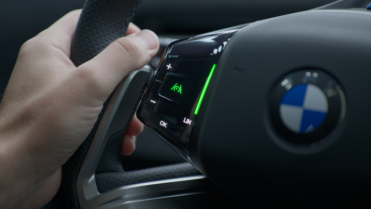 BMW iX3 сертифицированный электрический кроссовер