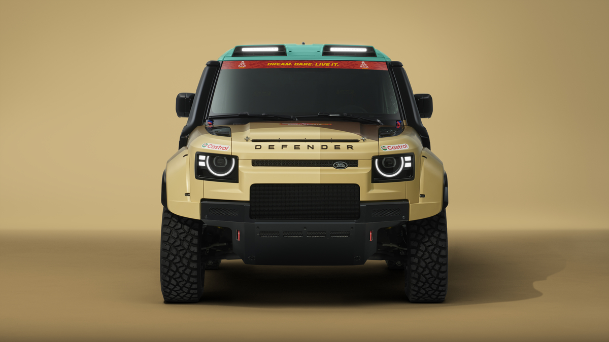 Land Rover Defender серед пустельних пейзажів